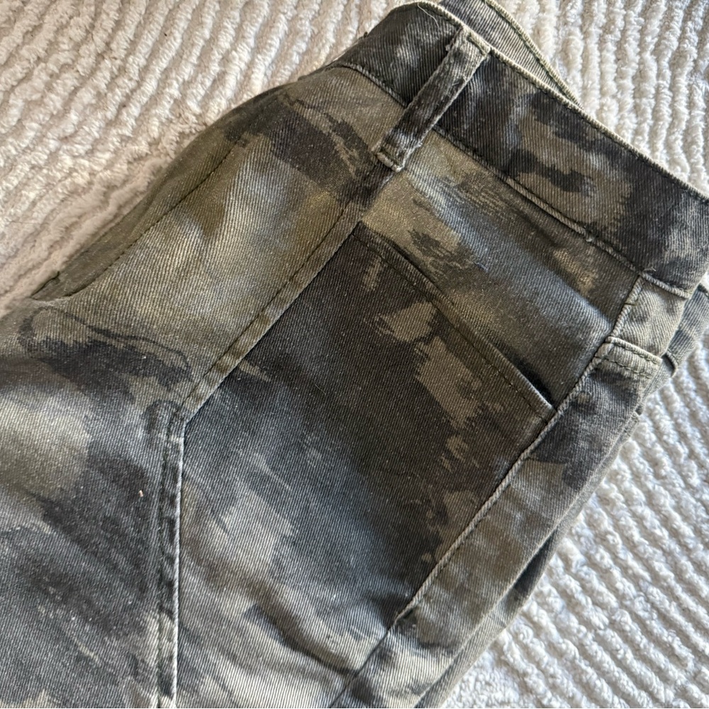 Missguided Olive Camo Print Paneled Wide Leg Jeans - Size: M (6) extra long - Picture 15 of 16